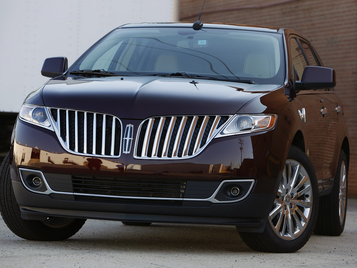 Автомобиль Lincoln MKX на дороге