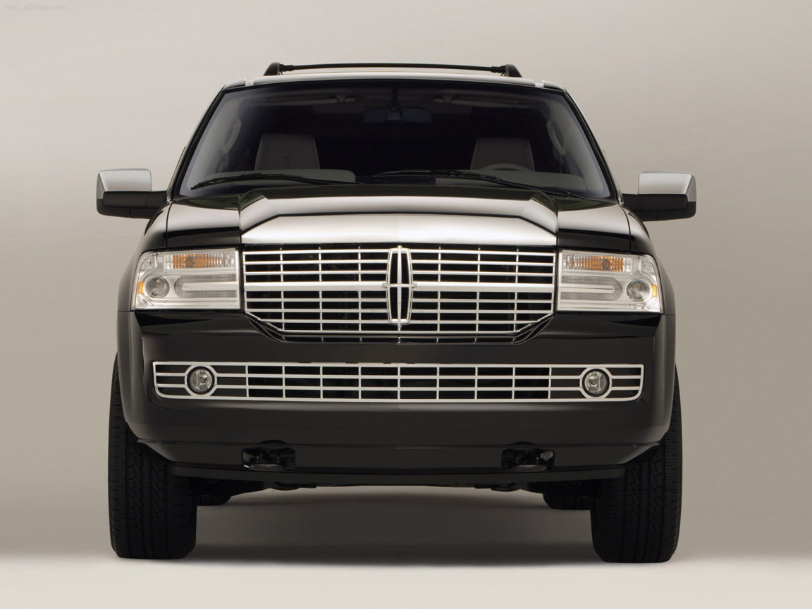 Автомобиль Lincoln Navigator на дороге