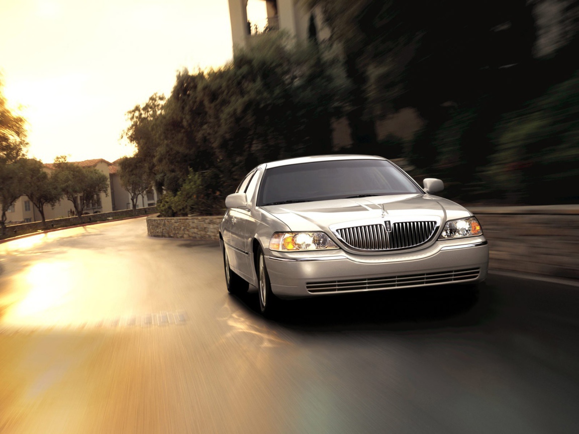 Автомобиль Линкольн на улице