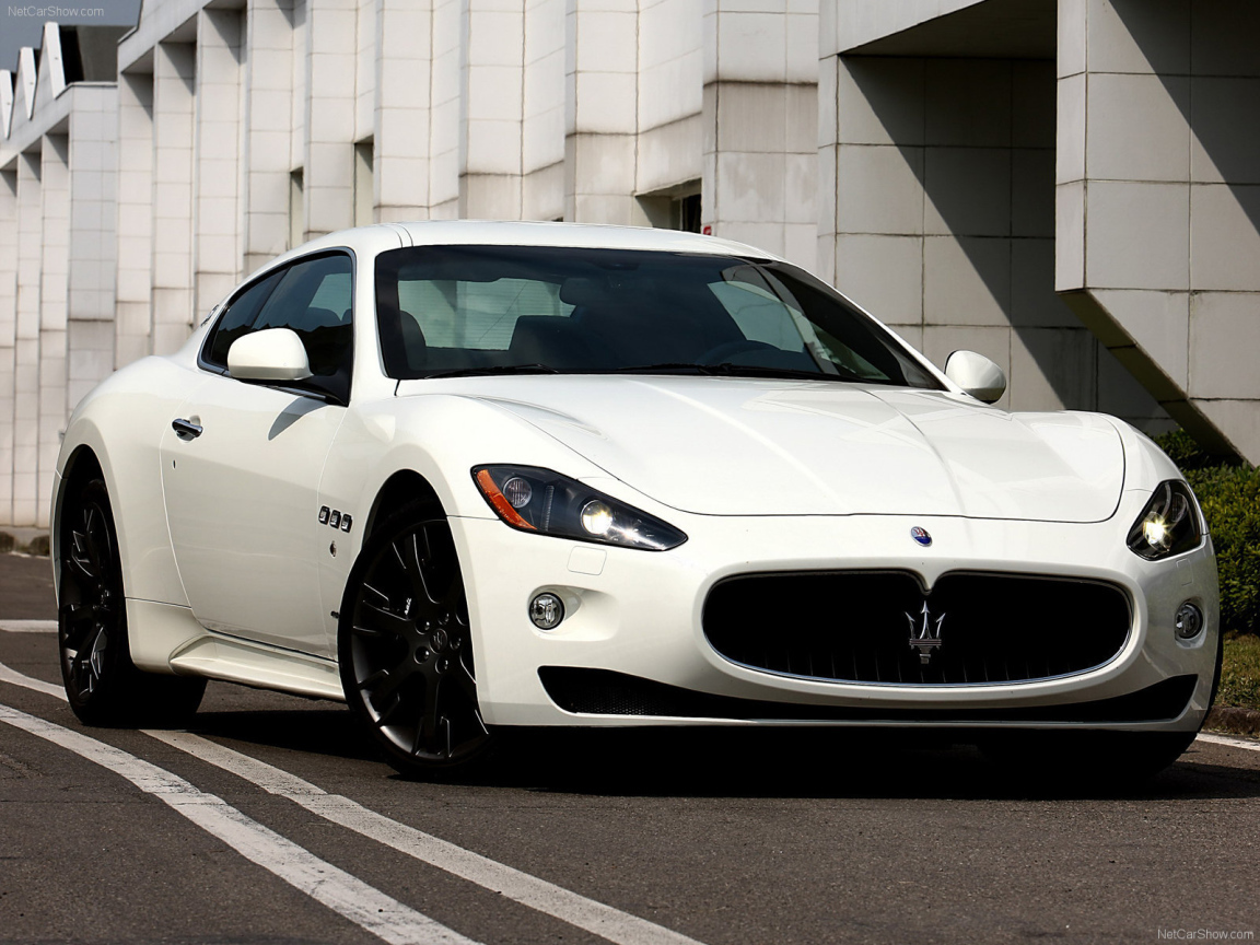 Красивый автомобиль Maserati Granturismo в Москве