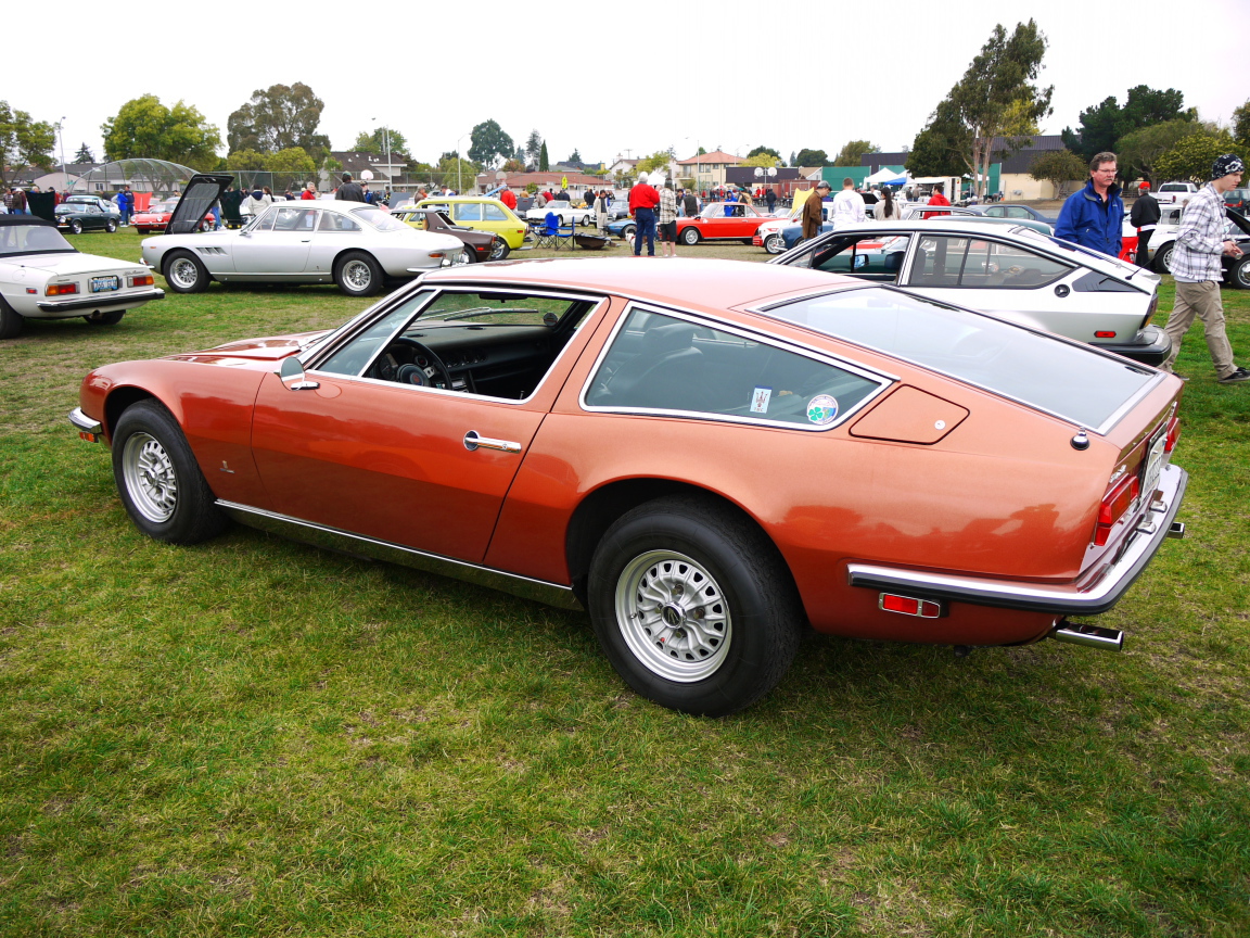 Красивый автомобиль Maserati Indy в Москве