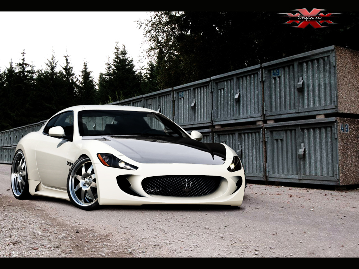 Автомобиль Maserati Granturismo на дороге