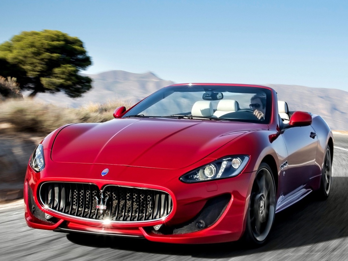 Красный спортивный Мазерати