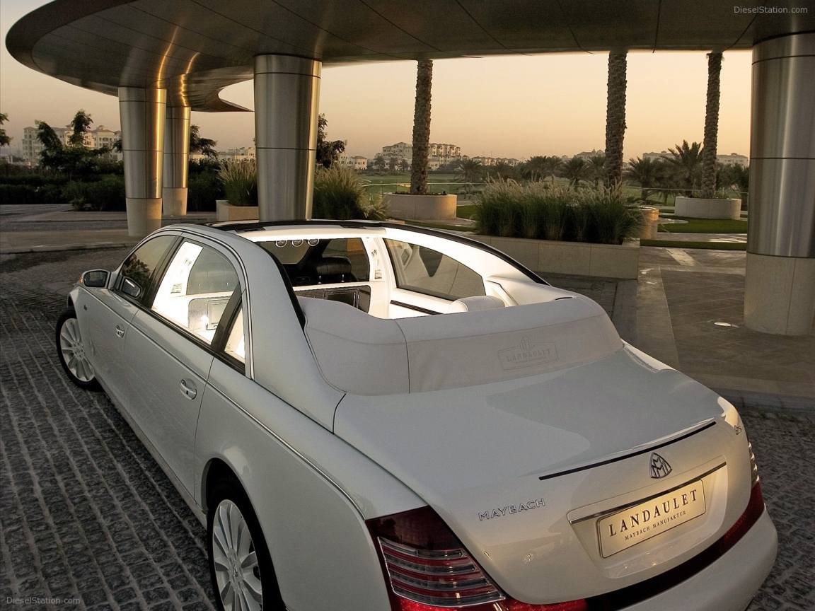 Автомобиль Maybach  Landaulet на дороге