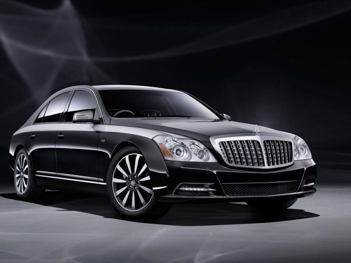  Автомобиль Maybach  2014 на дороге