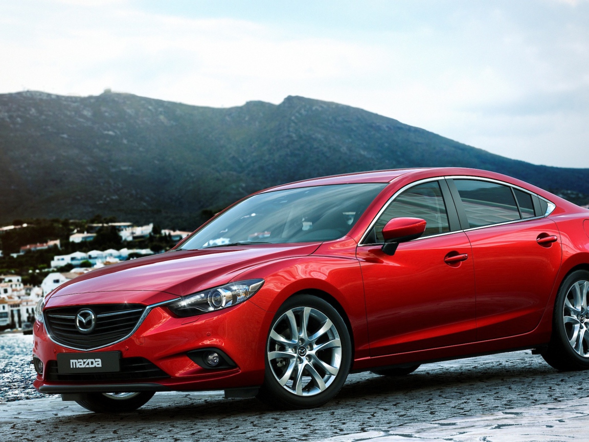 Автомобиль Mazda 6 на дороге