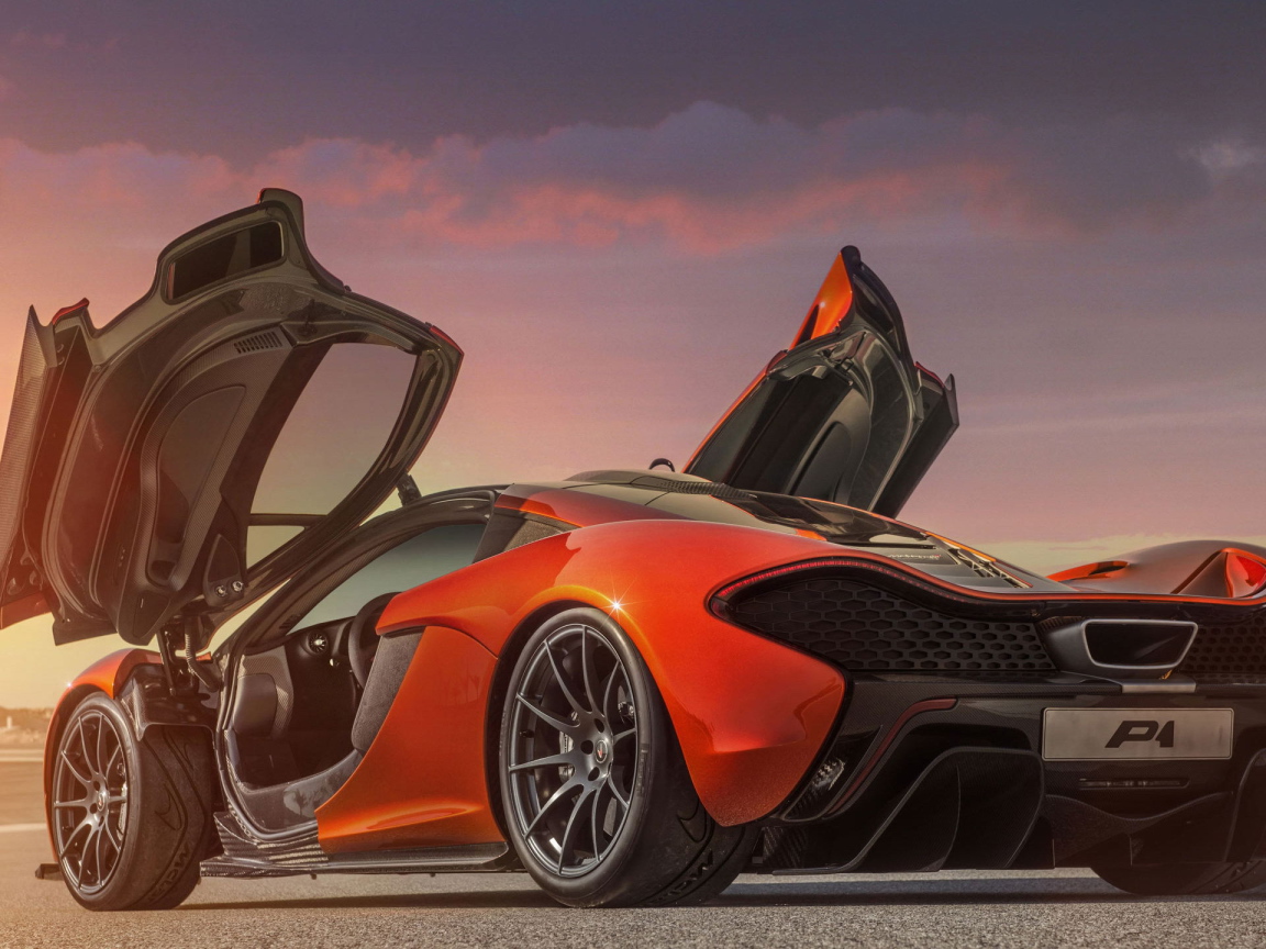 Автомобиль McLaren P1 2014 на дороге