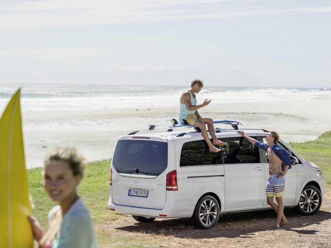 Красивый автомобиль Mercedes V-Class 2014 в Москве