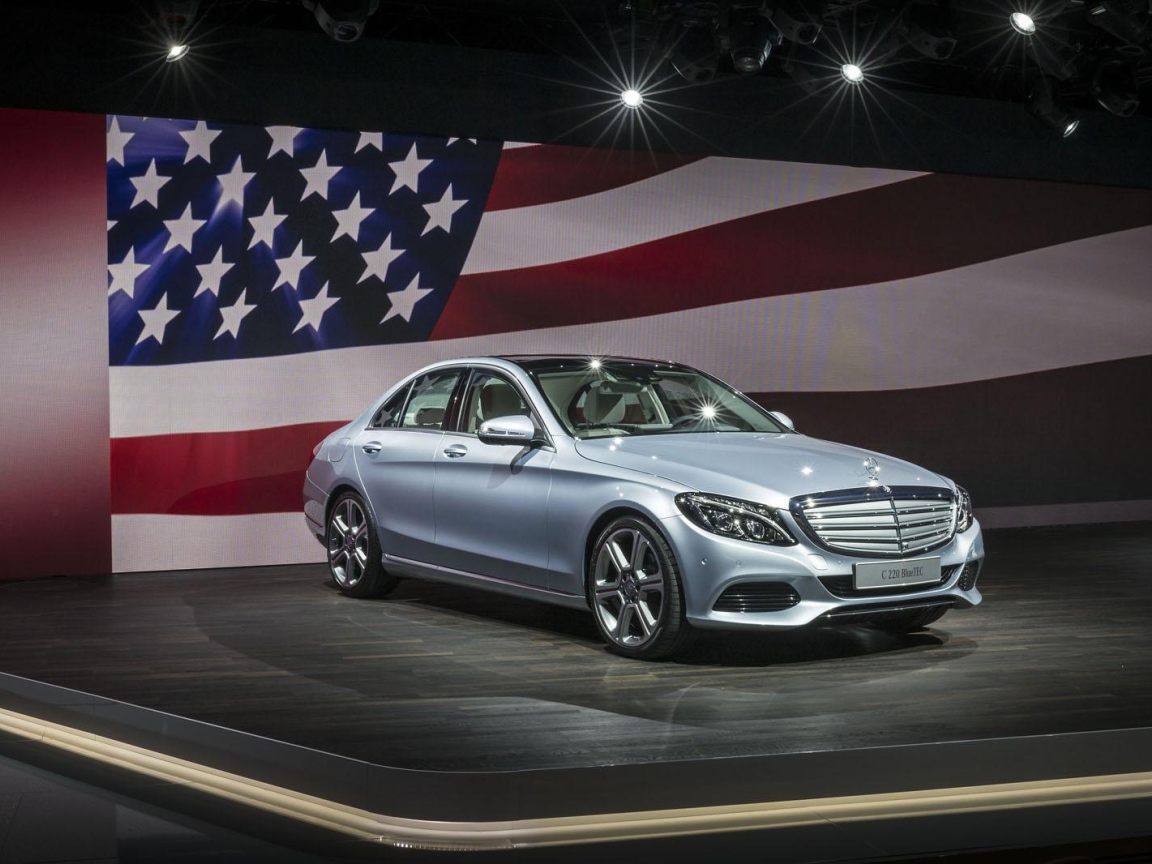 Mercedes C class 2014 на фоне флага США