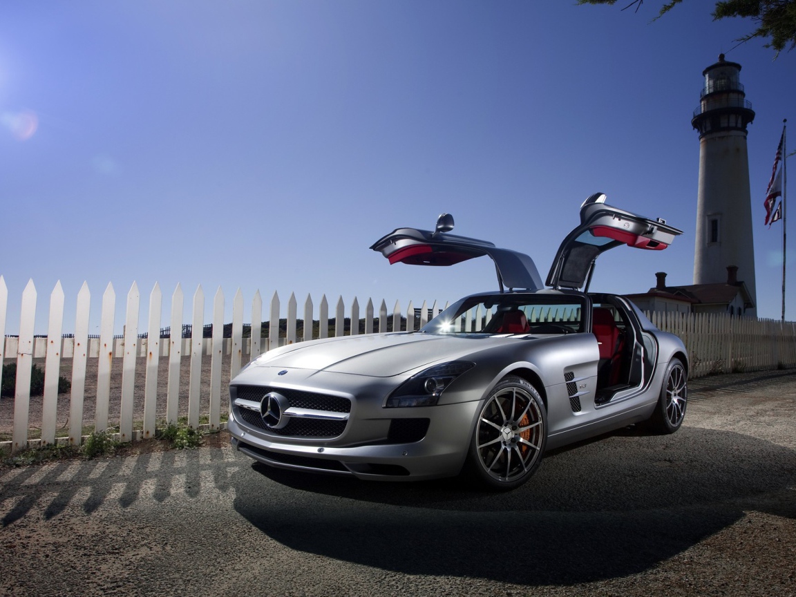 Мерседес AMG у маяка