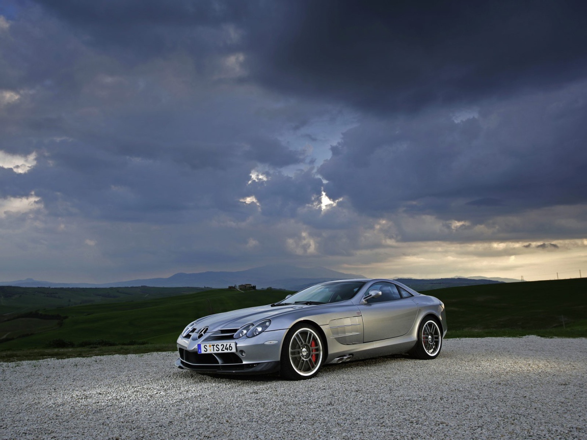 Спортивный серебристый Мерседес