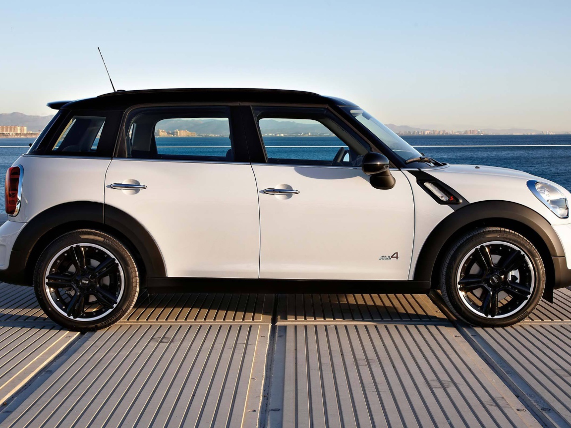mini cooper countryman на фоне моря