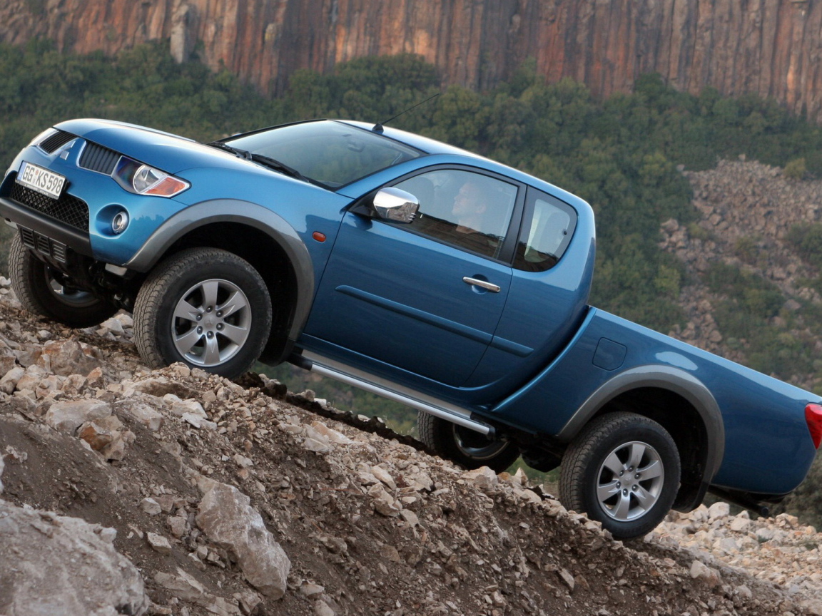 Автомобиль Mitsubishi L200 на дороге