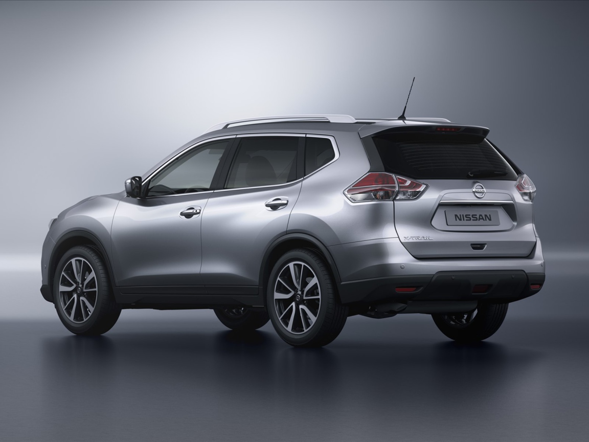 Автомобиль Nissan X-Trail на дороге