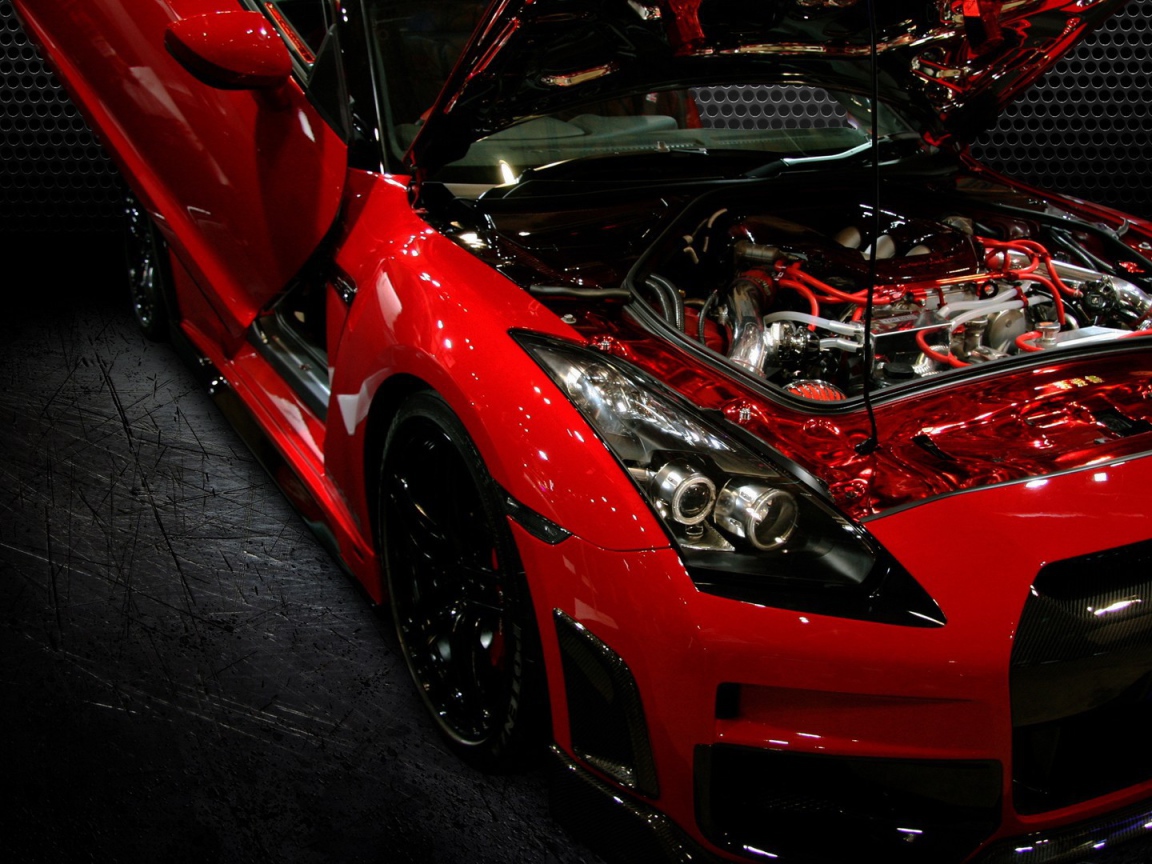 Ниссан с открытым капотом