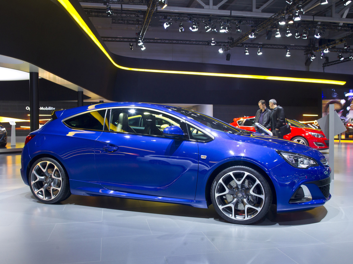 Красивый автомобиль Opel Astra GTC 2014 в Москве