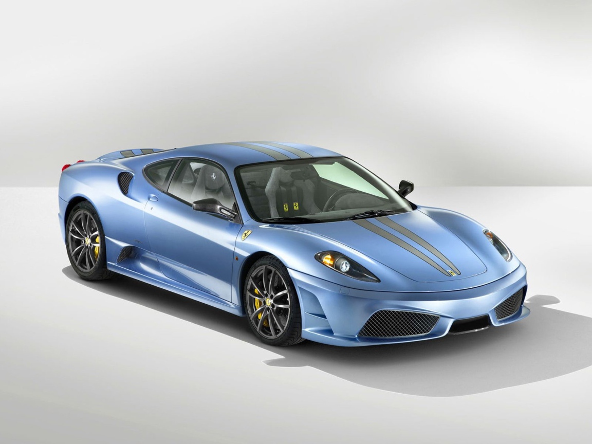 Голубой спортивный автомобиль