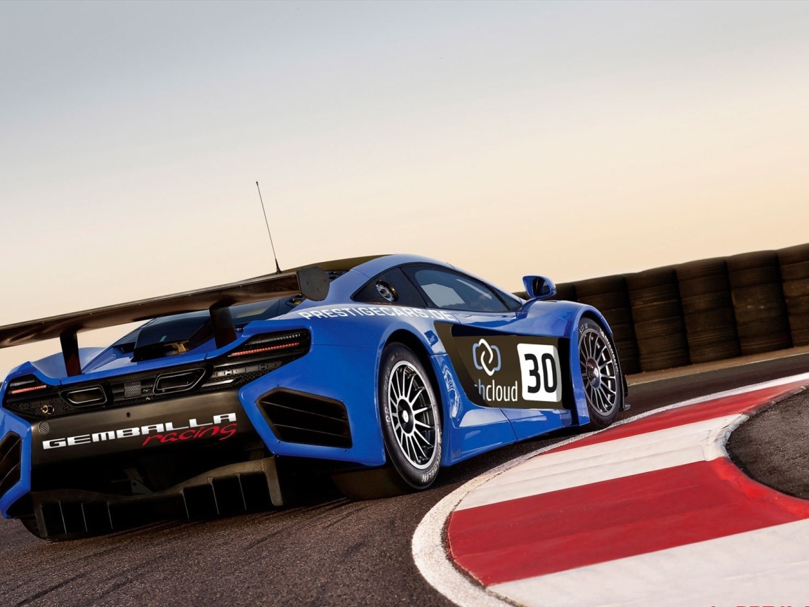 Суперавтомобиль на повороте