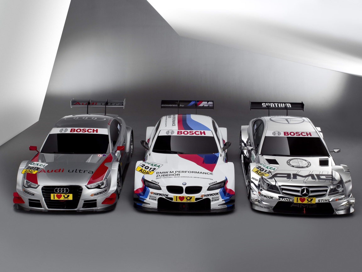 Три гоночных автомобиля