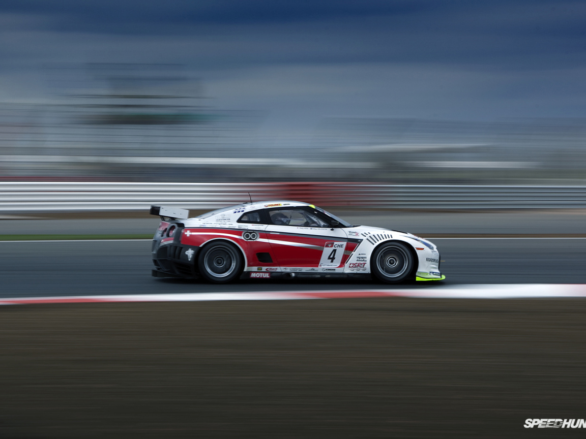 Гоночный автомобиль на скорости