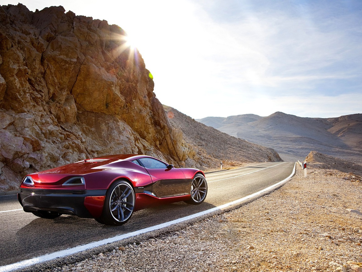 Спортивный автомобиль в свете солнца