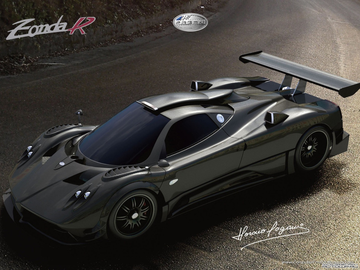 Автомобиль Pagani Zonda на дороге