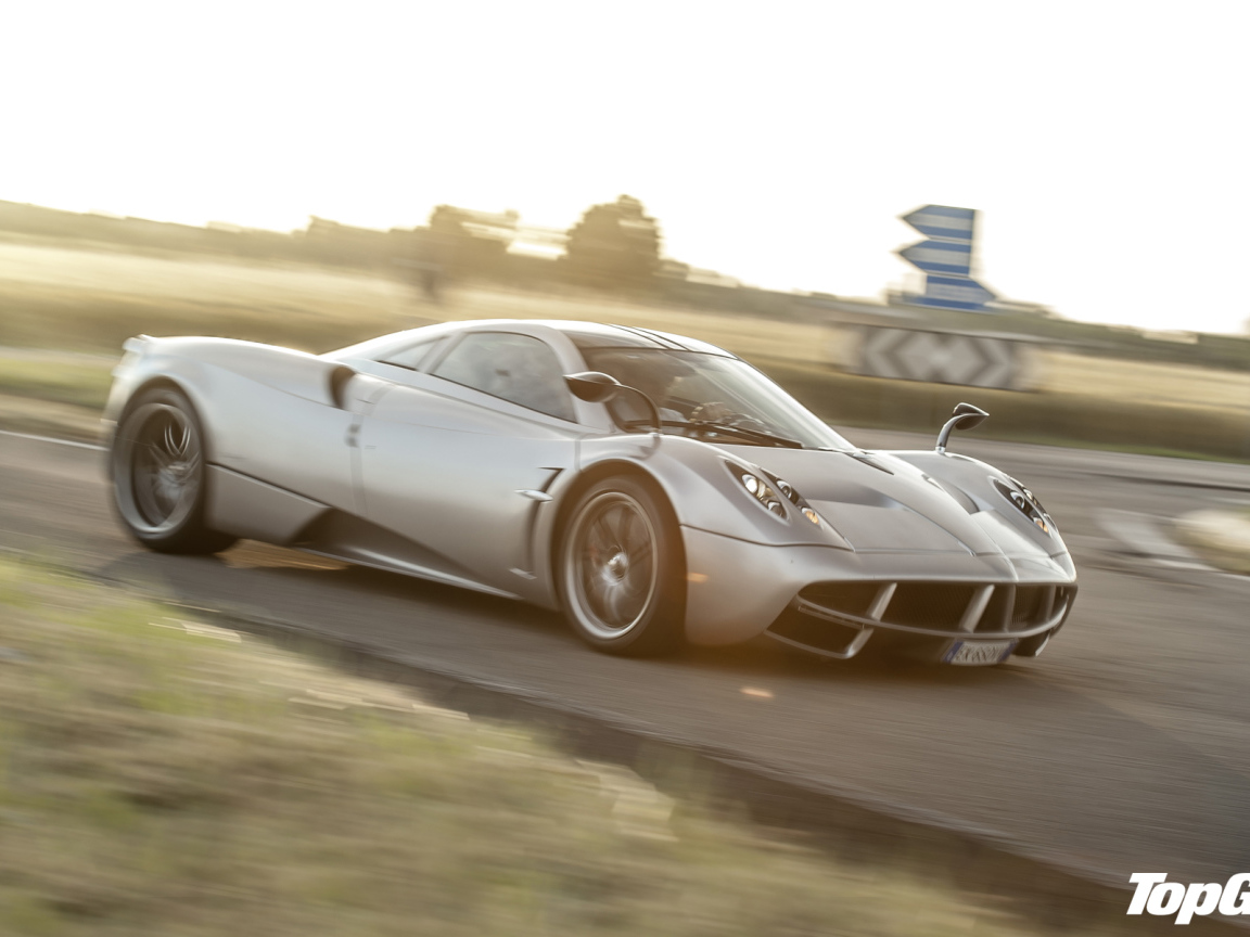 Автомобиль Pagani Huayra на дороге