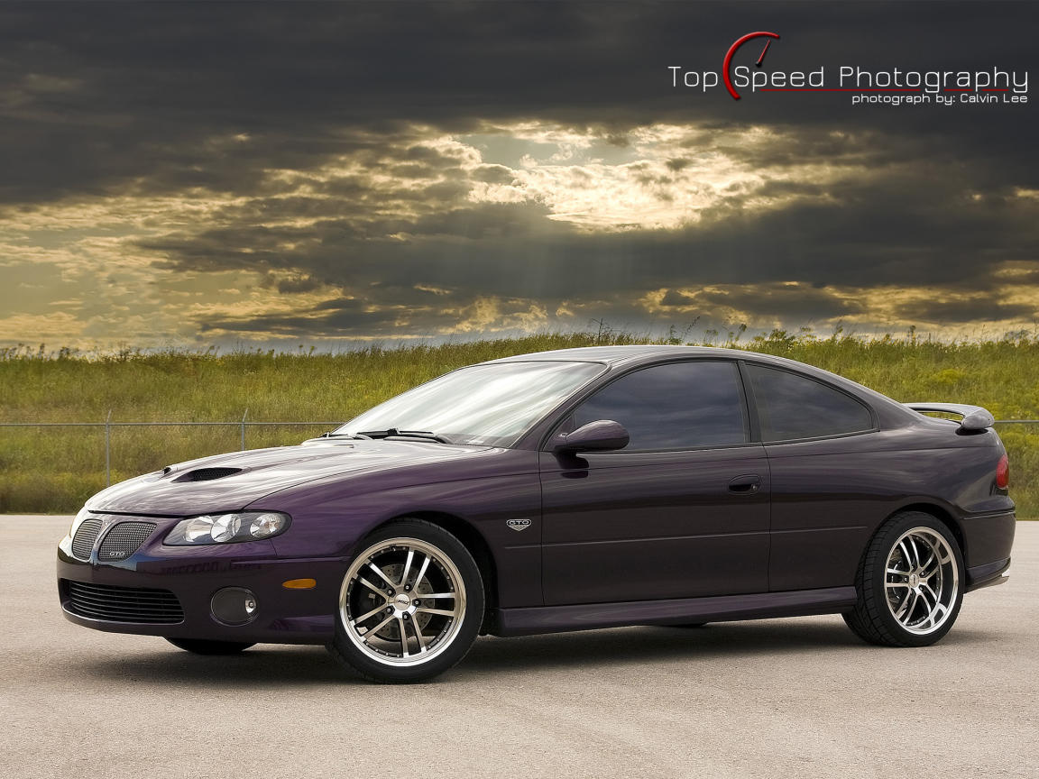 Красивый автомобиль Pontiac GTO