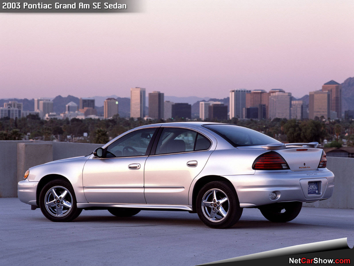 Красивый автомобиль Pontiac Grand Am