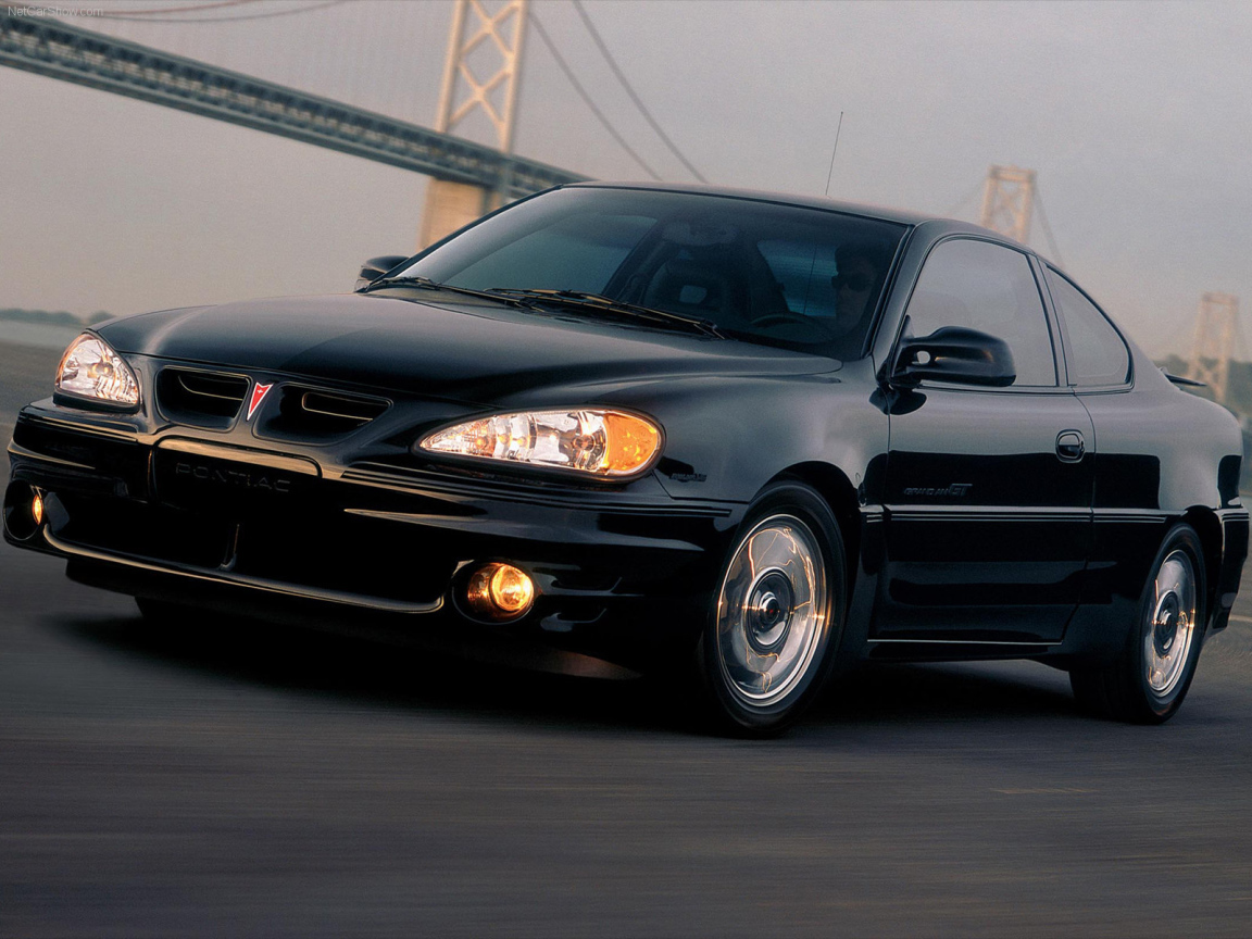 Автомобиль Pontiac Grand Am на дороге