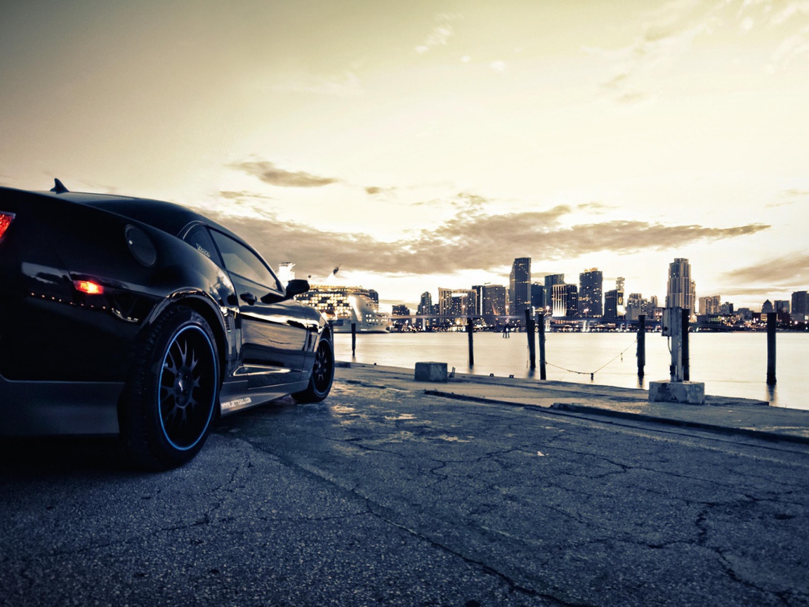 Спортивный автомобиль на фоне города