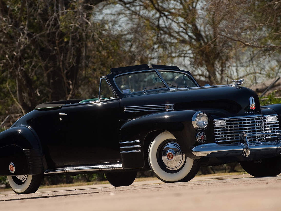 Старинный черный кабриолет