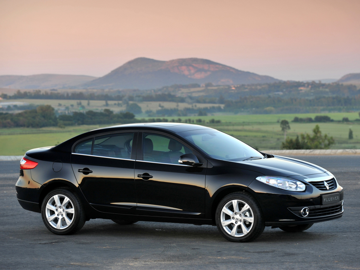 Красивый автомобиль Renault Fluence