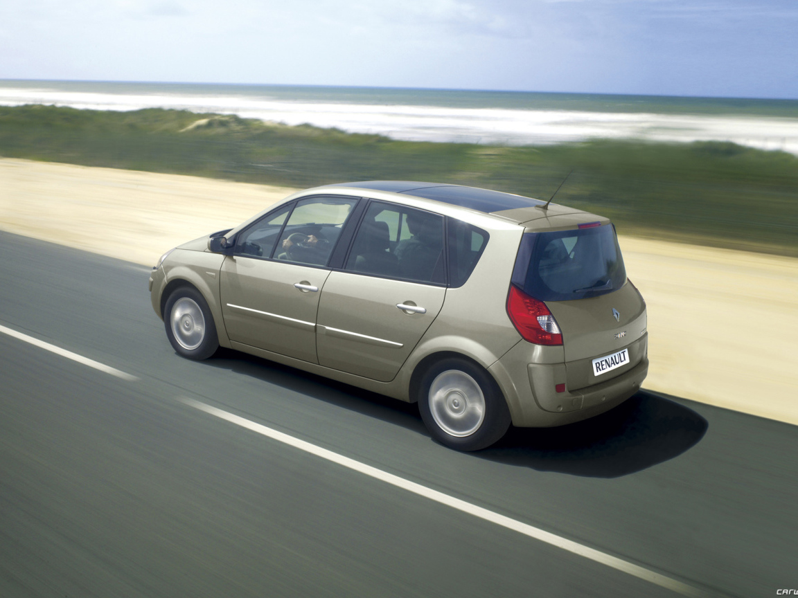 Красивый автомобиль Renault Scenic в Москве