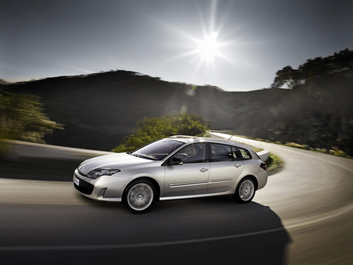 Автомобиль Ренаульт Laguna на дороге