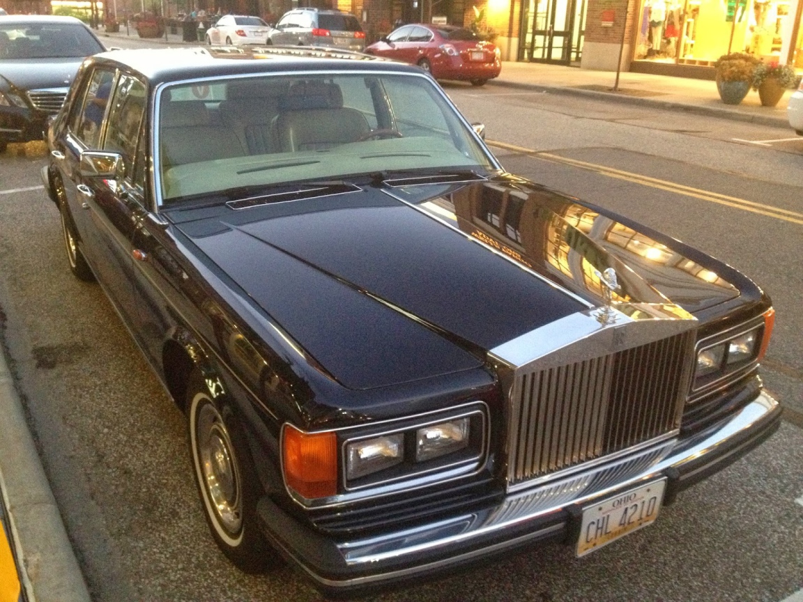 Автомобиль Rolls Royce Silver Spirit на дороге