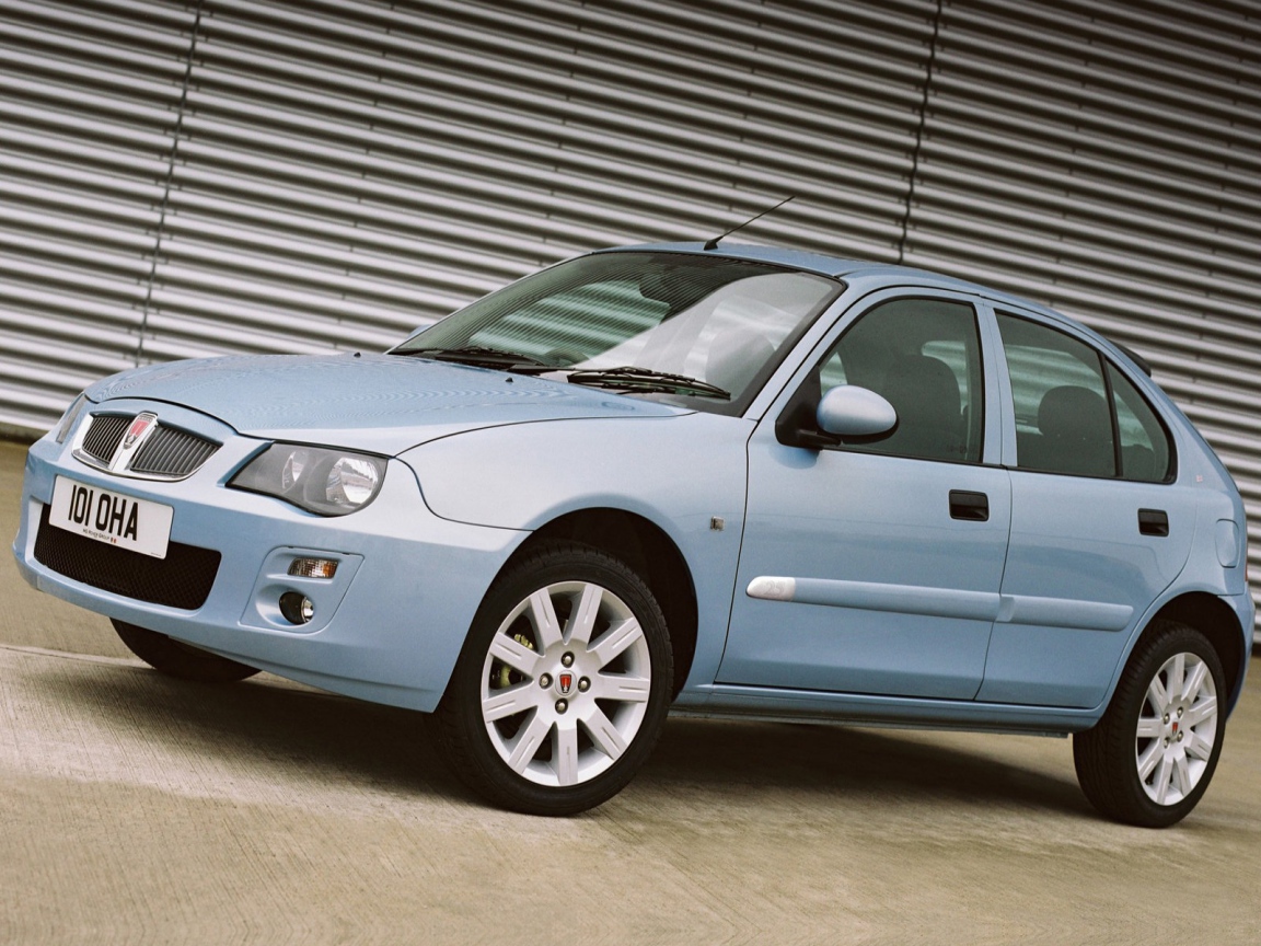 Автомобиль Rover Streetwise на дороге