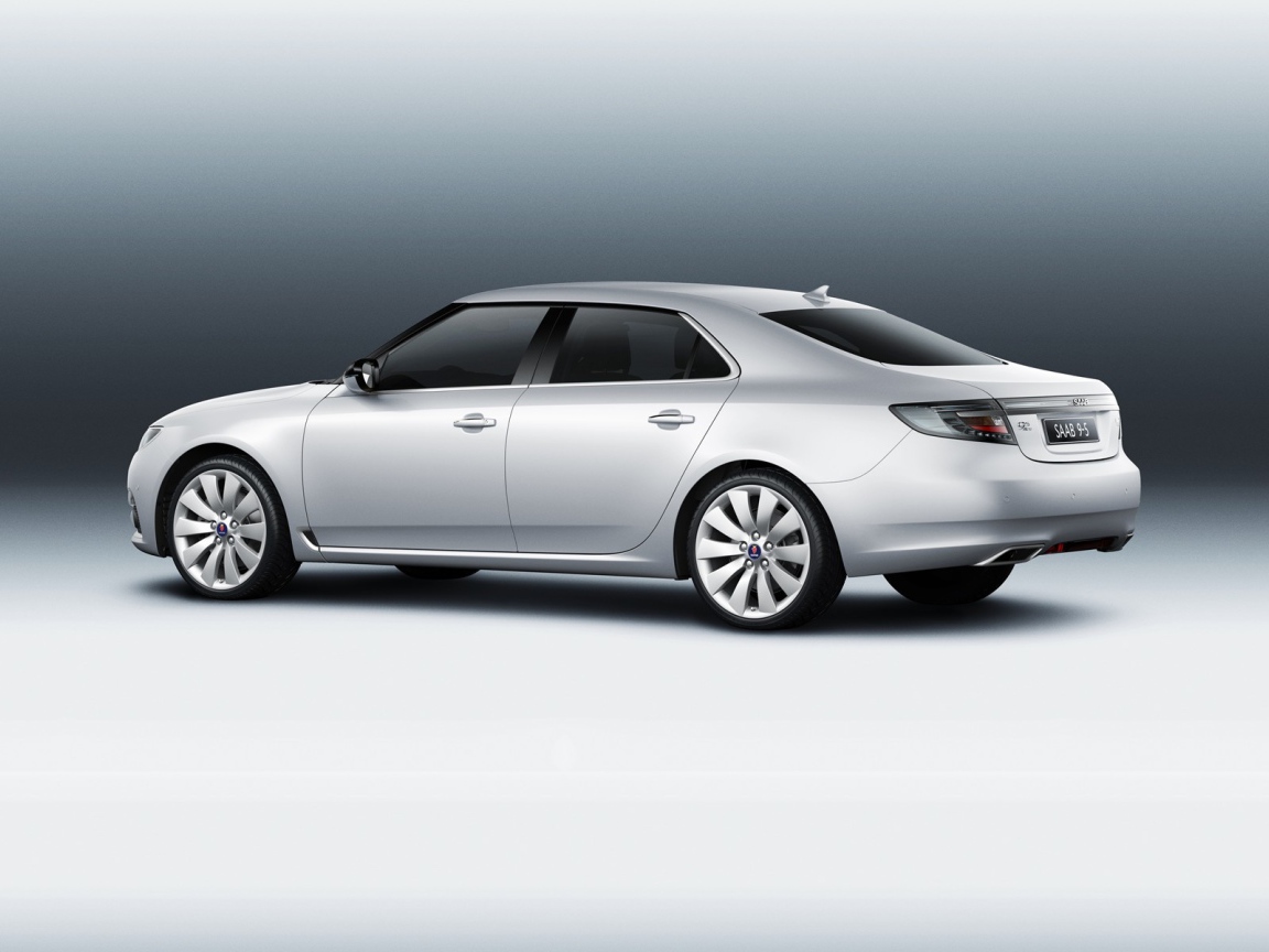  Автомобиль Saab 9-5 на дороге