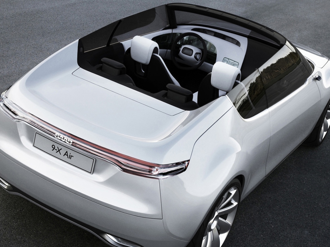 Автомобиль Saab 9000 на дороге