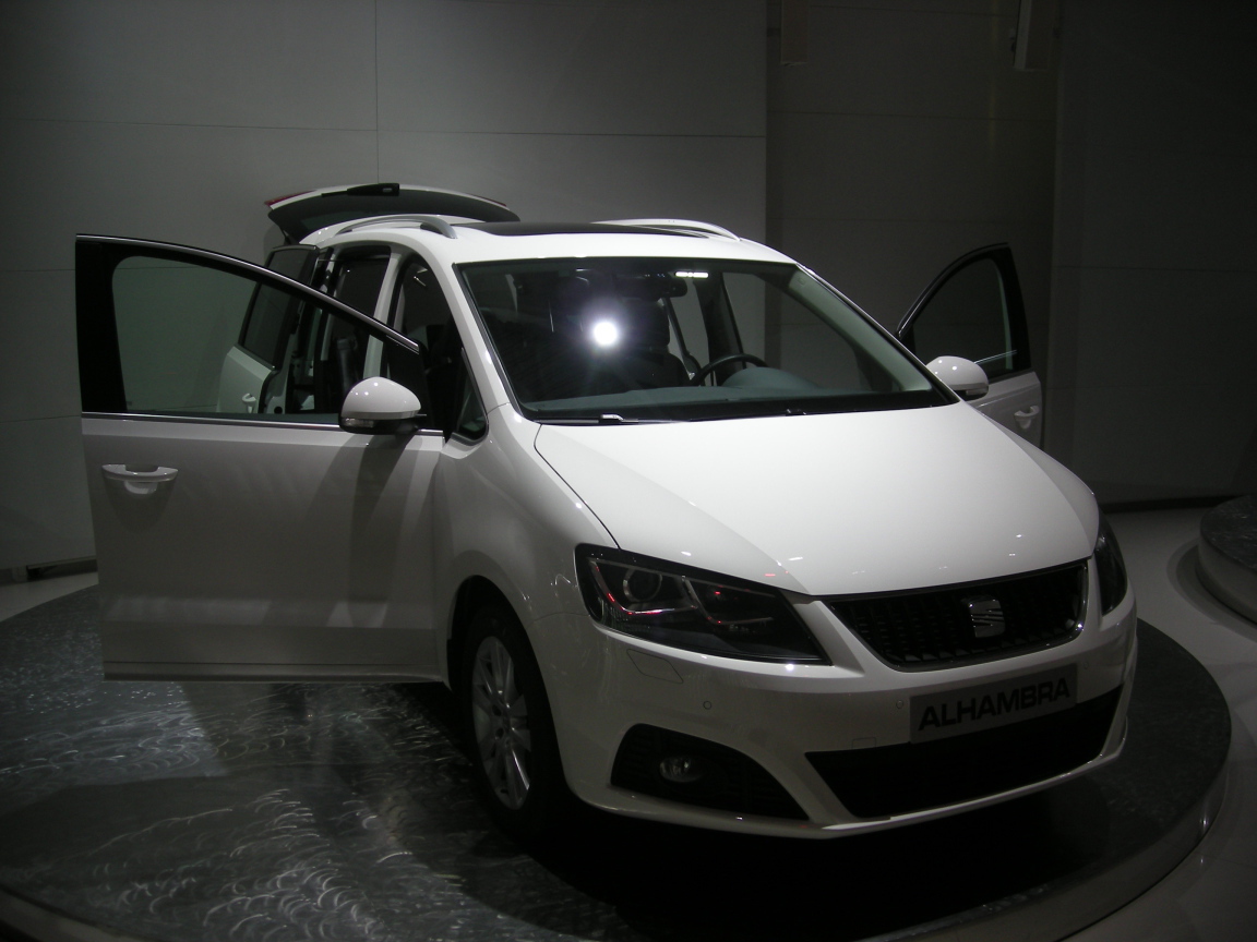 Красивый автомобиль Seat Alhambra