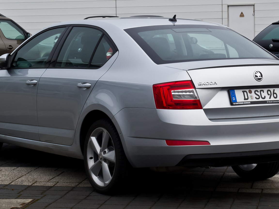 Автомобиль Skoda Octavia 2013 на дороге