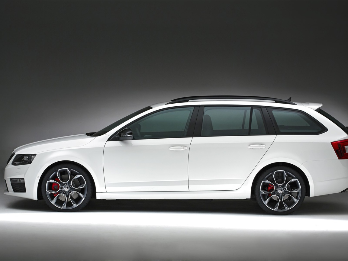 Красивый автомобиль Skoda Octavia 2014