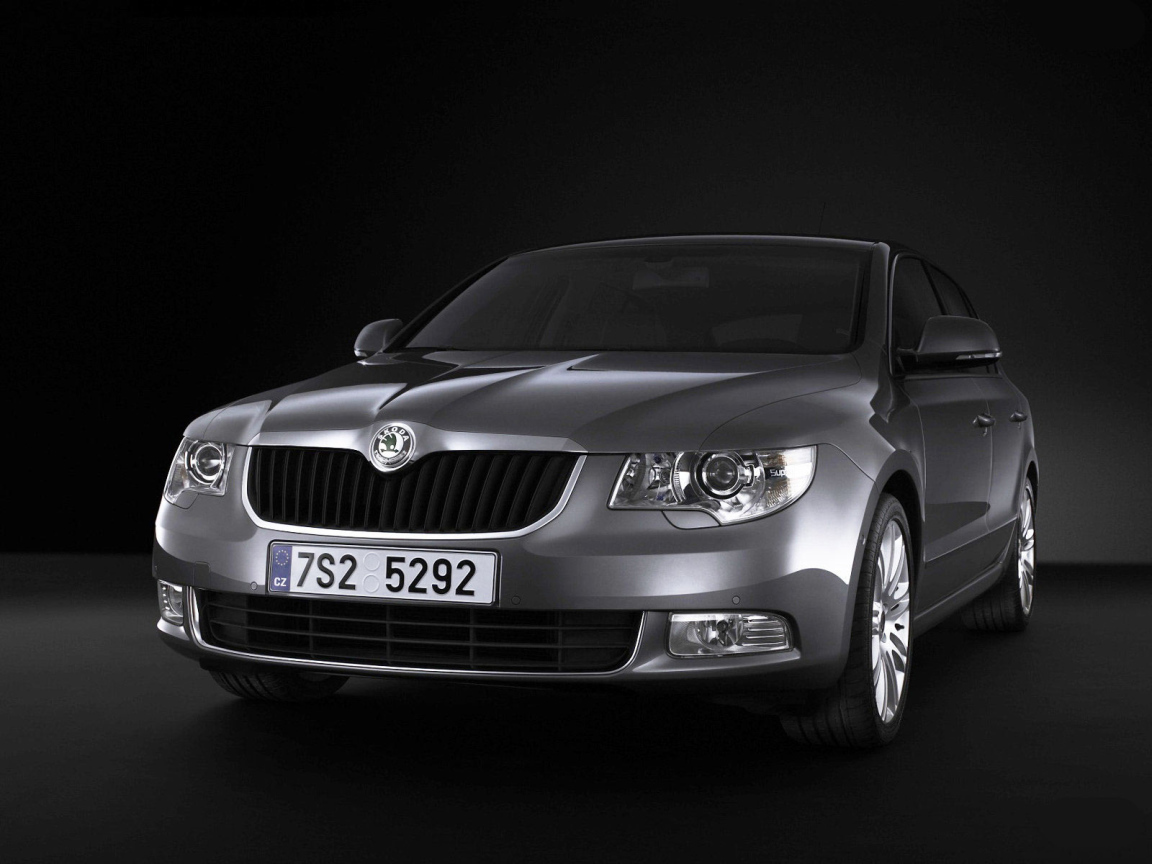 Красивый автомобиль Skoda SuperB