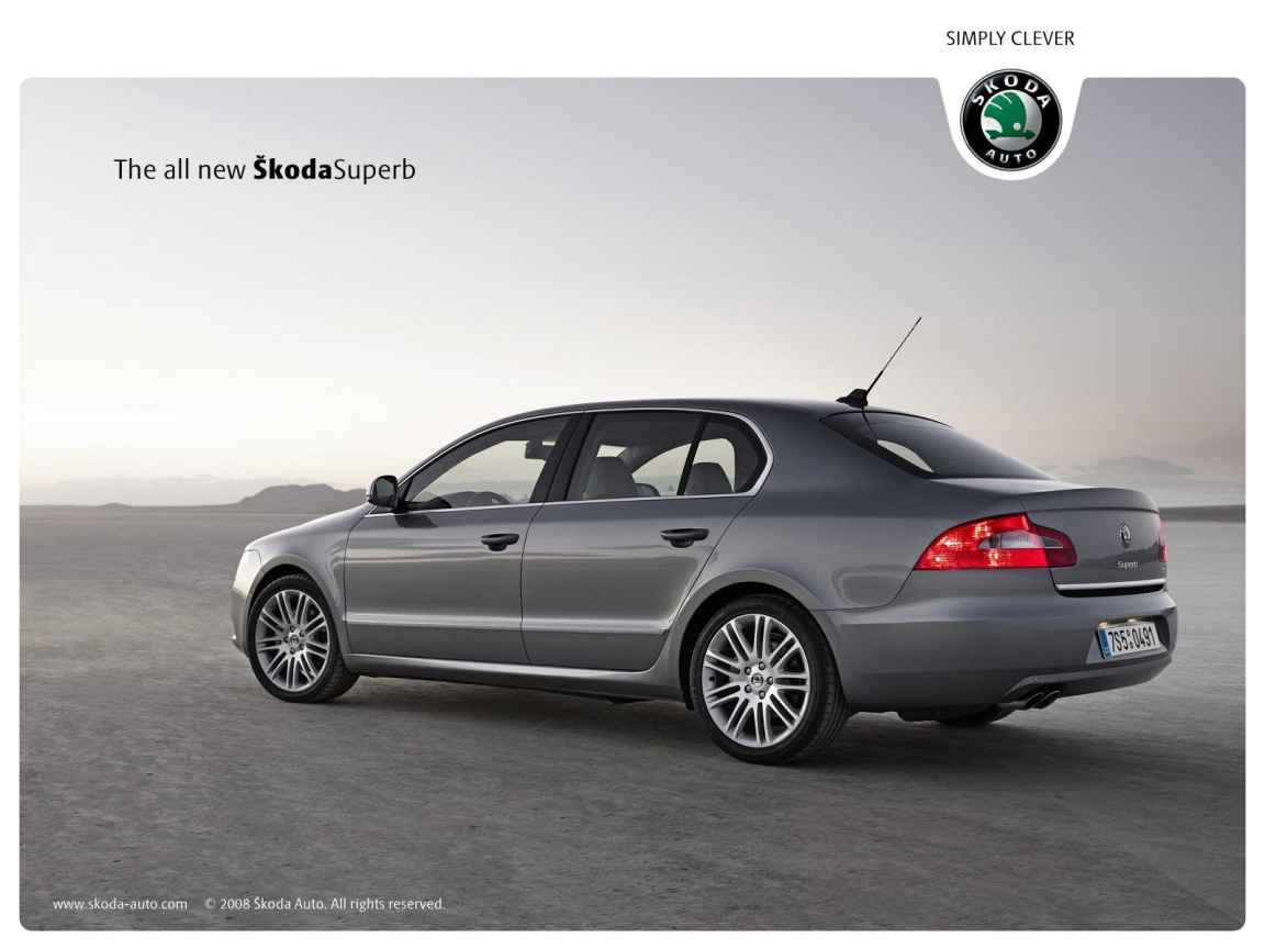 Автомобиль Skoda SuperB на дороге