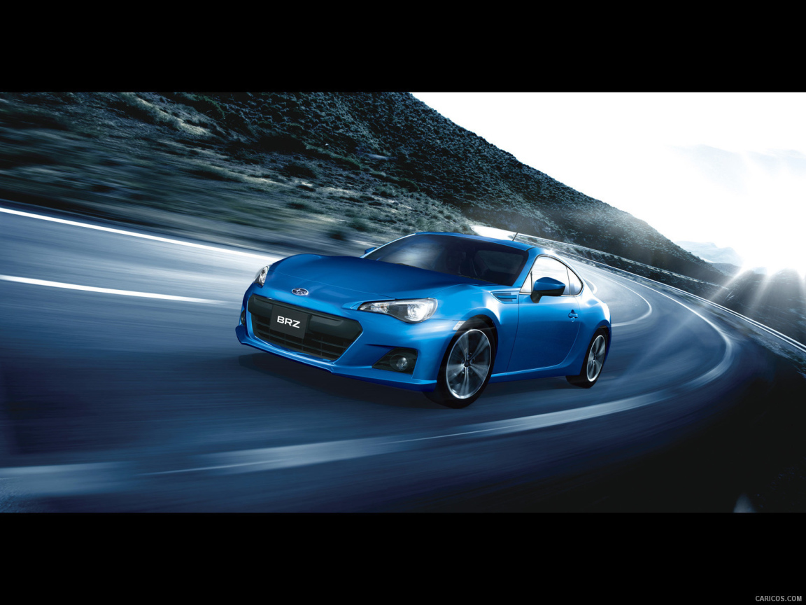 Автомобиль Subaru BRZ на дороге
