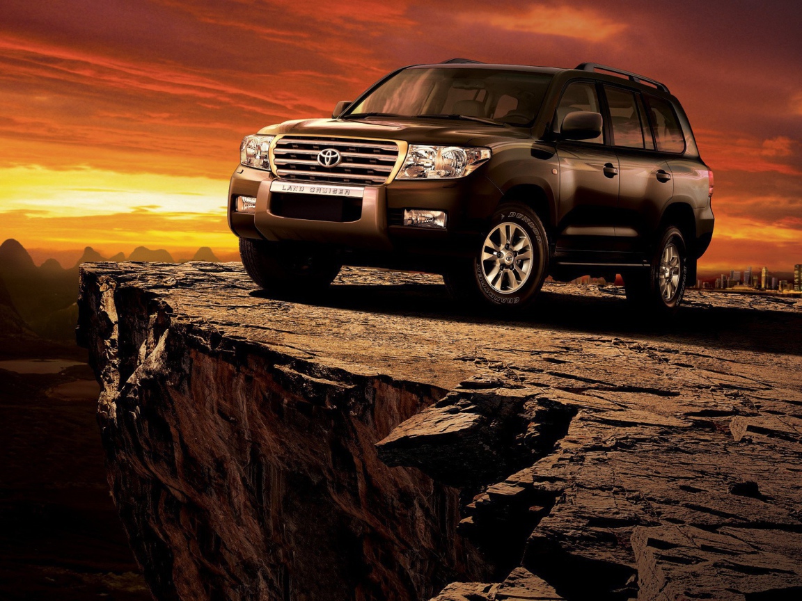 Красивый автомобиль Toyota Land Cruiser 200
