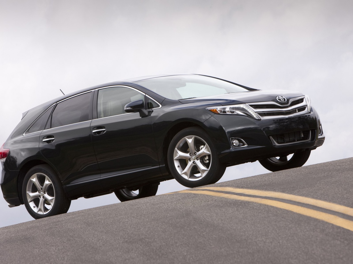 Красивый автомобиль Toyota Venza