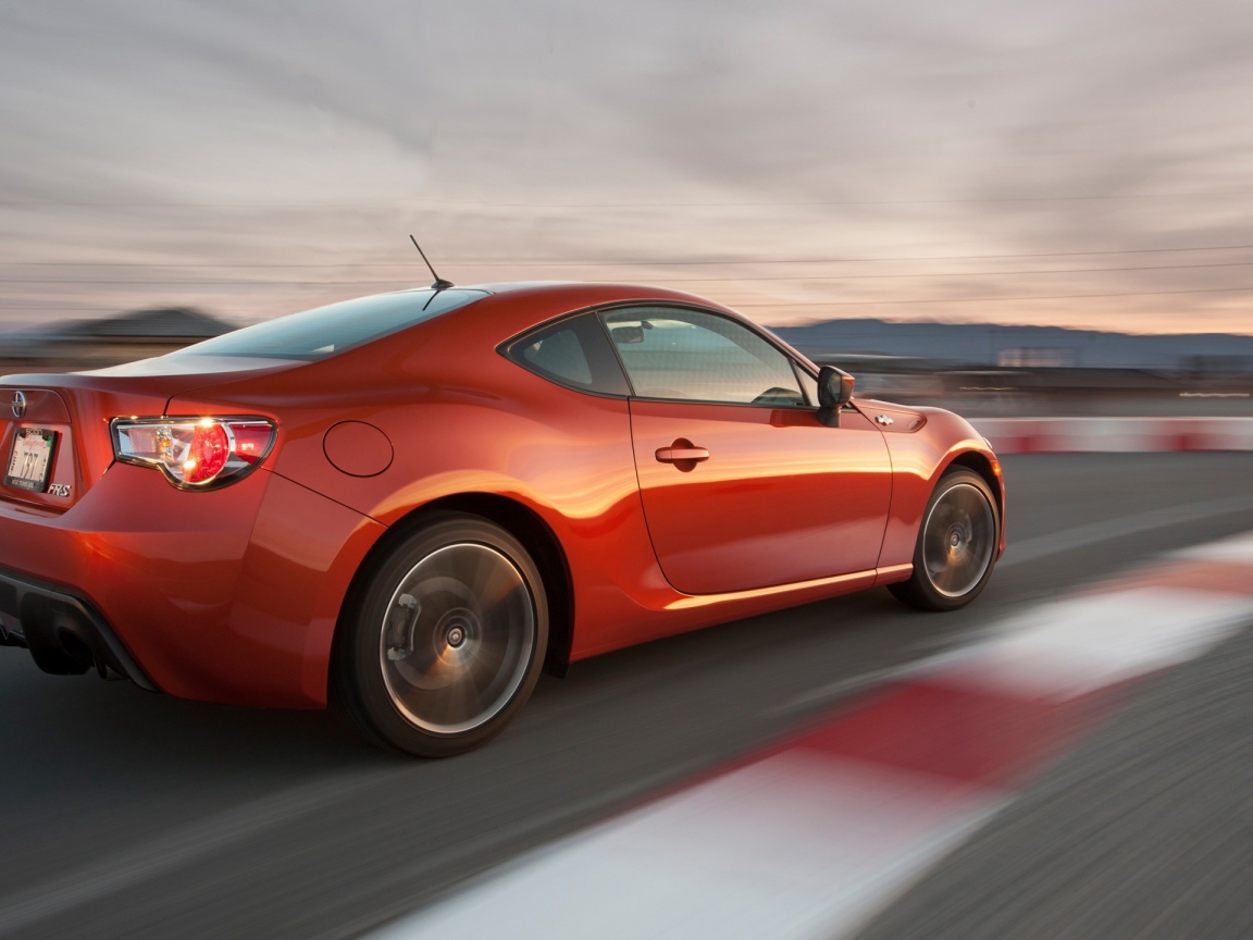 Спортивная Тойота на дороге