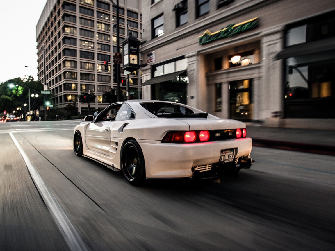 Тойота на улице города