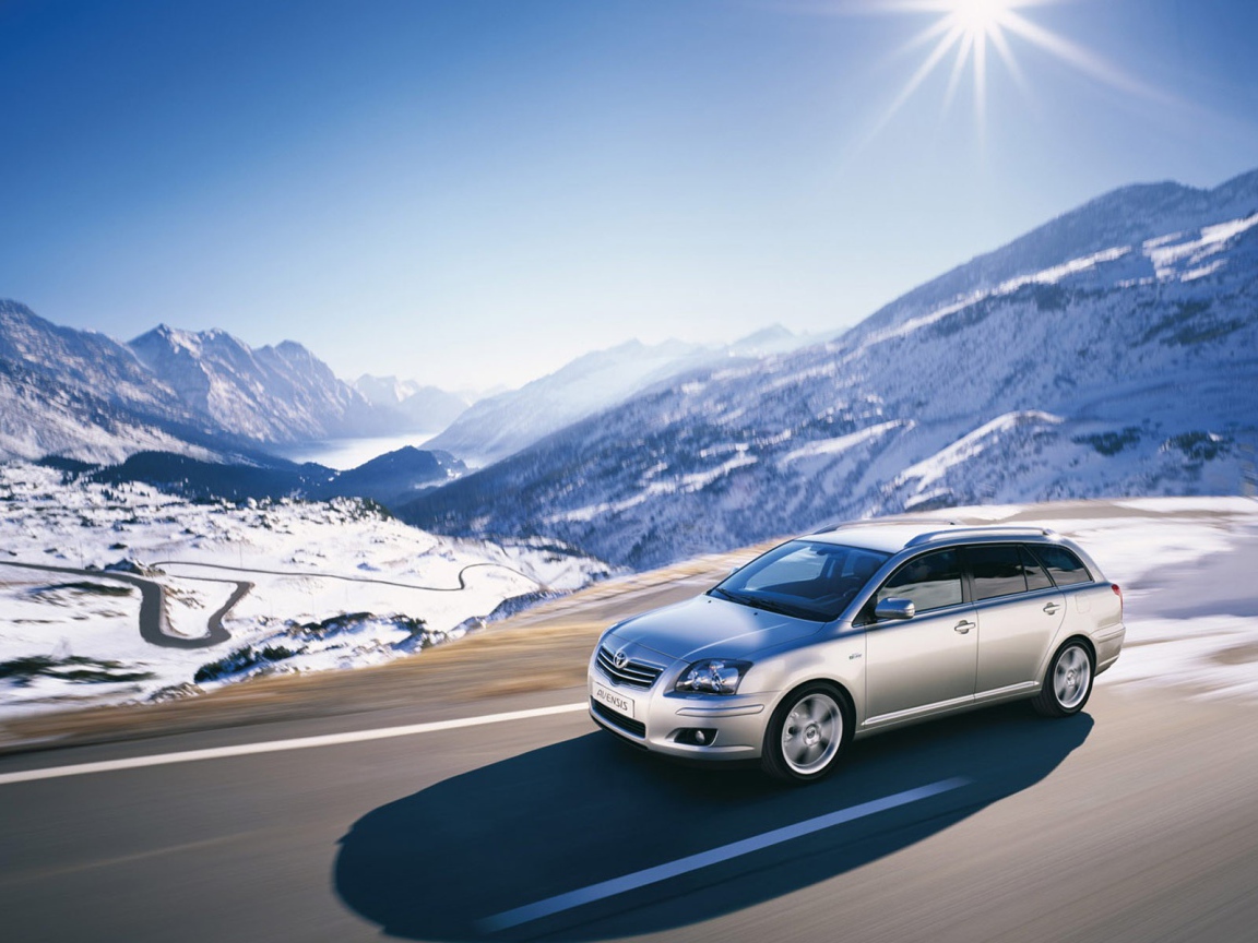 Тойота в заснеженных горах